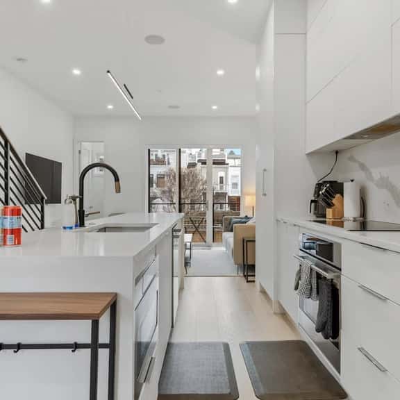 Bloomingdale 4-BR Homestay / Rooftop + Parking - Image 1