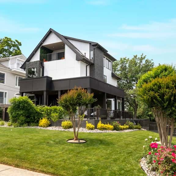Top of The Hill / Luxury Clarendon 4-BR Homestay - Image 1