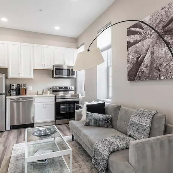 Modern 1 BR - clean finishes. - Image 1