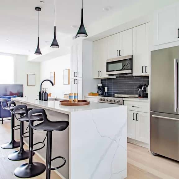 Chic 2-Bedroom Flat | 2 Floors | METRO Accessible! - Image 1