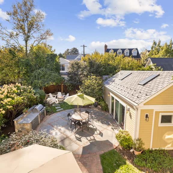 Clarendon Getaway, 6-BR Luxurious Urban Estate - Image 1