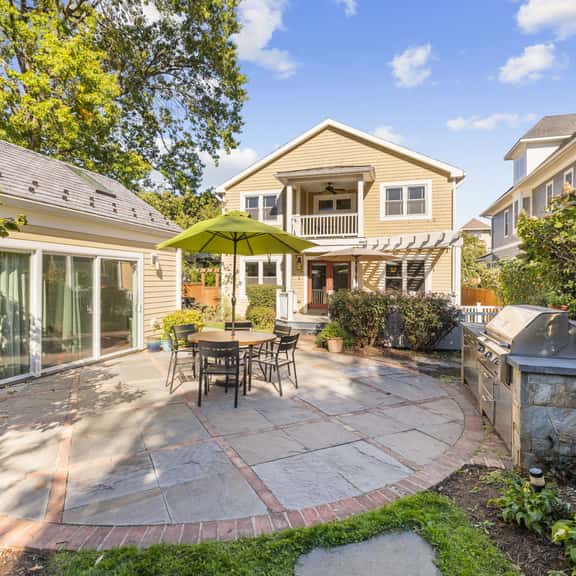 Clarendon Retreat, 5-BR Luxurious Urban Estate - Image 1