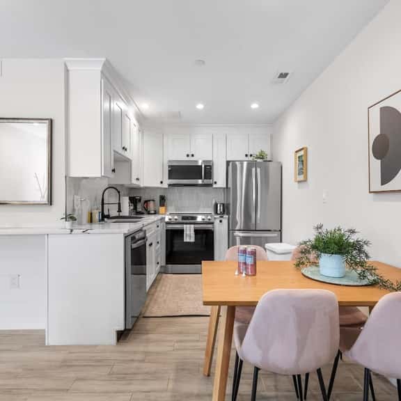 Central 2-BR City Sanctuary - Commuter-Friendly - Image 1