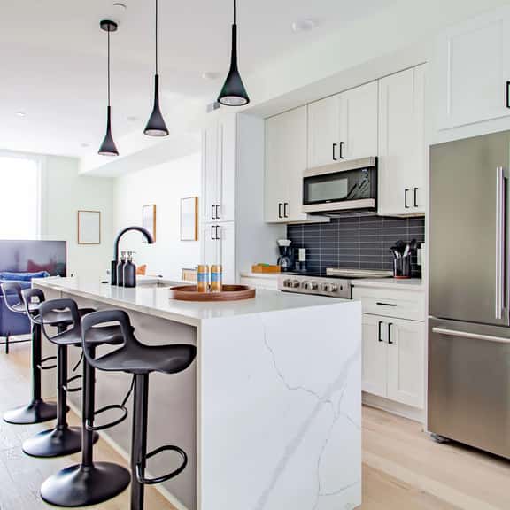 Chic 2-Bedroom Flat | 2 Floors | METRO Accessible! - Image 1