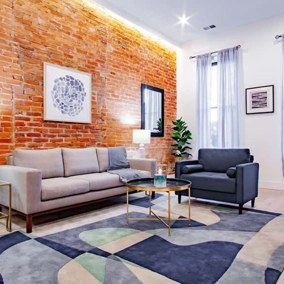 Vibrant 2-BR Luxe Flat Adjacent Eastern Market ✫ Walk to METRO, Barracks Row, Capitol Hill - Image 1
