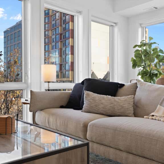 2-Level 2BR & Terrace - Near Metro & Union Market - Image 1