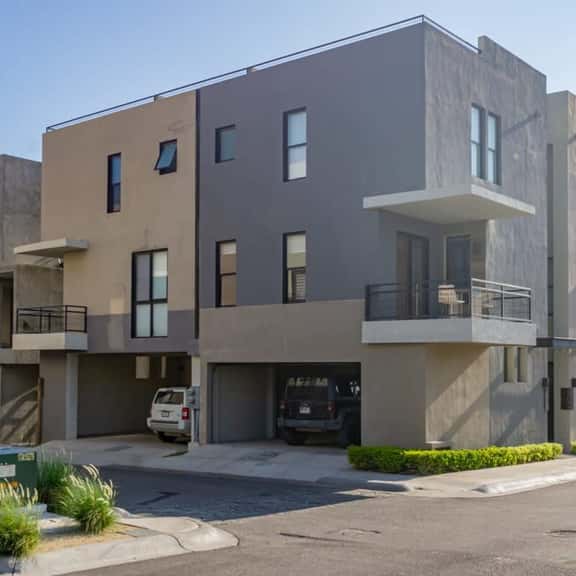 Short Drive to Downtown and Beaches - Image 1