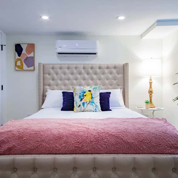 LUXE 1-BR STUDIO SPACE / Desirable Location + Well-equipped - Image 1