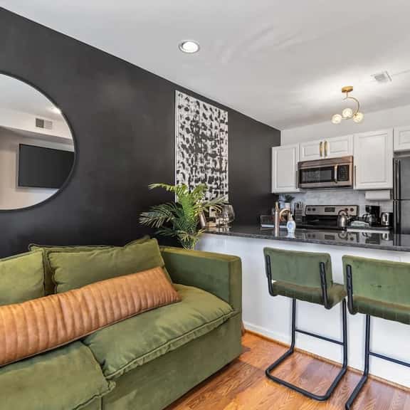 1-BR Chic Suite / Minutes Walk to H St / Trolley - Image 1
