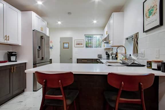 Fancy 1-BR in Central Location - Image 4
