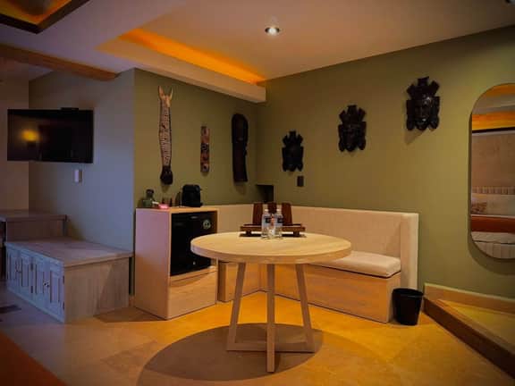 Casa Laja Hotel - Suite with Cathedral Views - Image 5