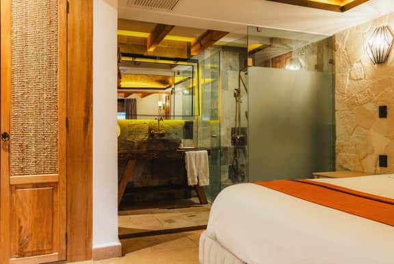 Casa Laja Hotel - Suite with Cathedral Views - Image 3