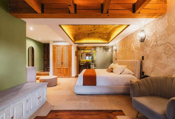 Casa Laja Hotel - Suite with Cathedral Views - Image 2