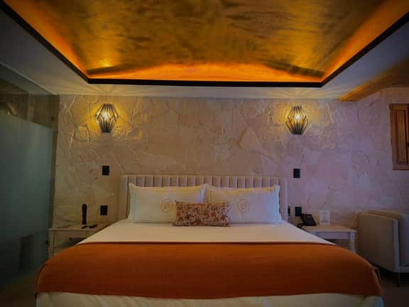 Casa Laja Hotel - Suite with Cathedral Views - Image 4