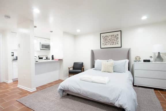 Studio Apt Near Metro, High Speed WiFi, Alexa - Image 4