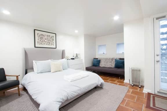 Studio Apt Near Metro, High Speed WiFi, Alexa - Image 3