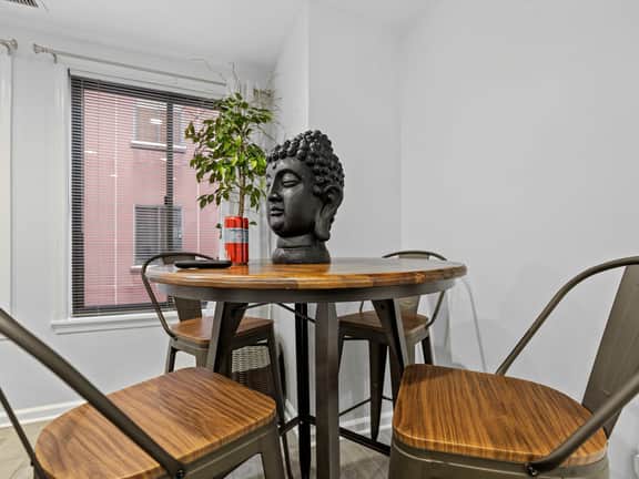 Historic Gaslight 2BR - Walk to the White House - Image 4