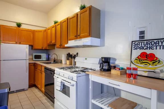 Classy 1-BR Flat Nestled Between Dupont & Logan - Image 5