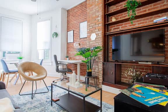 Classy 1-BR Flat Nestled Between Dupont & Logan - Image 4