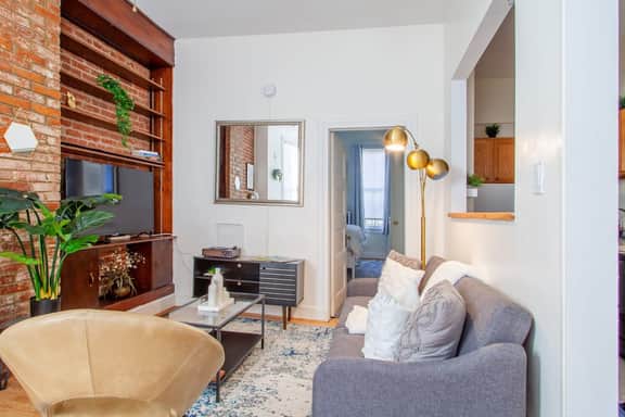 Classy 1-BR Flat Nestled Between Dupont & Logan - Image 3