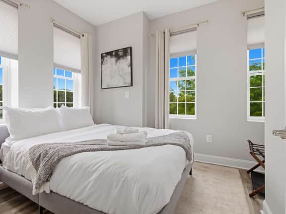 Spacious 3BR Stay, Walk to Eastern Market & METRO - Image 4