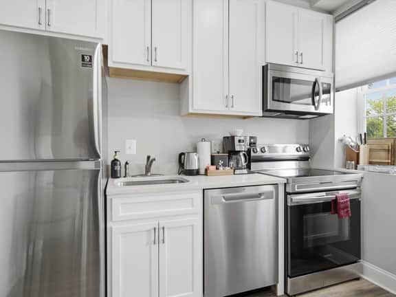 Walk to Capitol & Eastern Market - 1BR Queen bed - Image 2