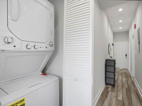 Walk to Capitol & Eastern Market - 1BR Queen bed - Image 4