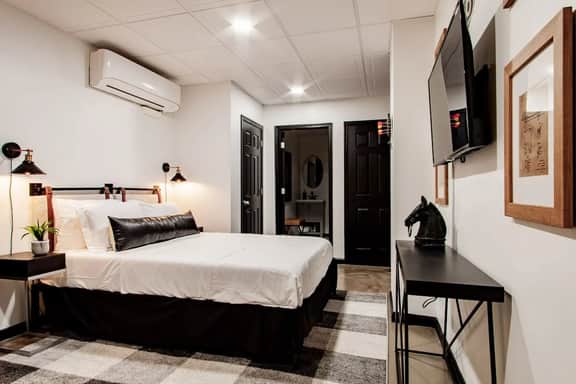 Tiny Space, Huge Charm - Near the White House - Image 5