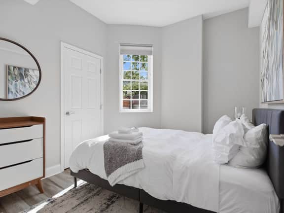 Bright 1BR Capitol Hill - Steps to Eastern Market - Image 2