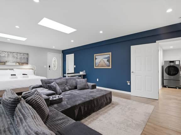 Private King Suite - Springfield METRO - Image 2