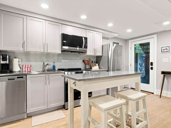 Stylish 1BR by Lincoln Park - Capitol Hill - Image 3