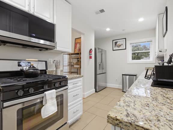 Spacious 4BR Home - Walk to METRO station - Image 3