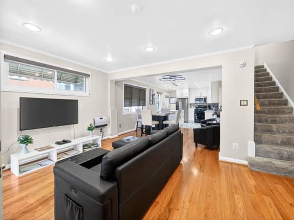 Vibrant Townhome w/ Patio in Green DC Area - Image 2
