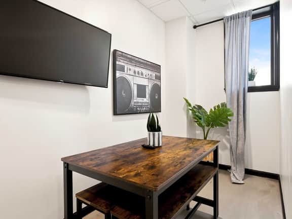 Historic Gaslight Building - 2BR Near White House - Image 3