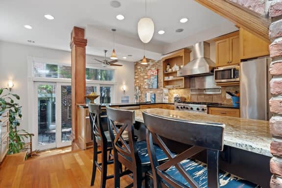 Historic Solar-Powered Townhouse, Walk to - Image 3