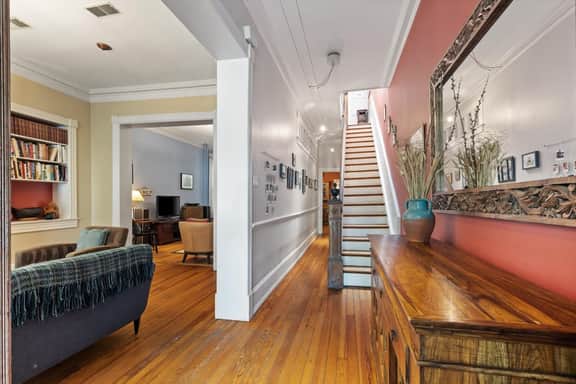 Historic Solar-Powered Townhouse, Walk to - Image 2
