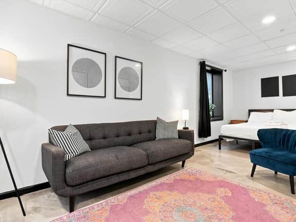 Large Studio - Walk to the White House - Image 3