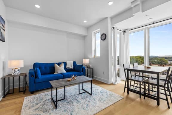 Modern and Stylish 2-Lvl 1-BR Penthouse Apt, Steps to H St - Image 3