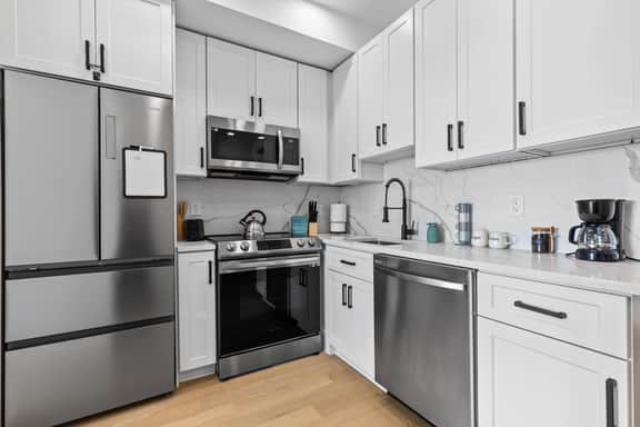 Modern and Stylish 2-Lvl 1-BR Penthouse Apt, Steps to H St - Image 5
