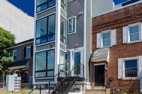 Modern and Stylish 2-Lvl 1-BR Penthouse Apt, Steps to H St - Image 2