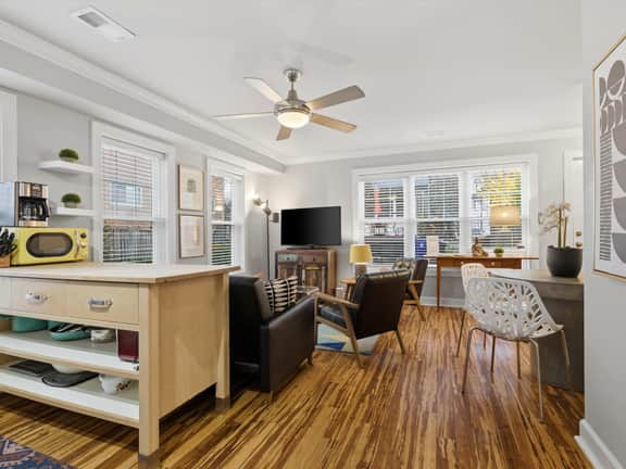 Cozy Carriage House - Clarendon Getaway - Image 3