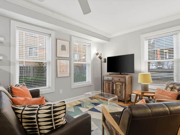 Cozy Carriage House - Clarendon Getaway - Image 2