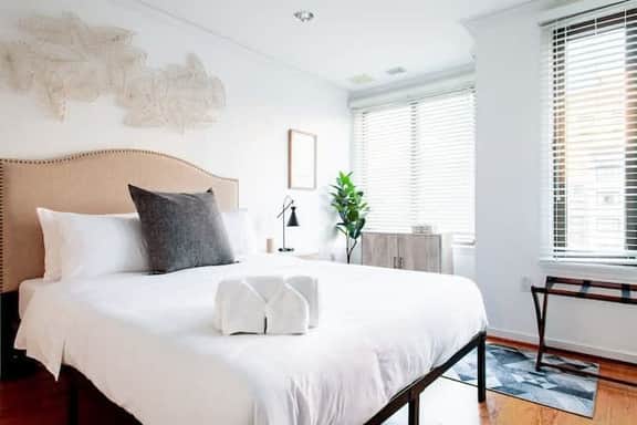 Understated, Elegant and IDEAL! / Downtown Designer Units with 2 Units and 4-BRs / Walk to The White House & National Mall - Image 2
