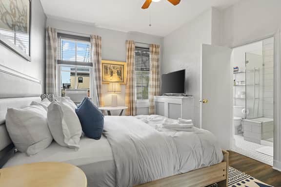 Beautiful 1-BR Flat Nestled Between Dupont & Logan - Image 4