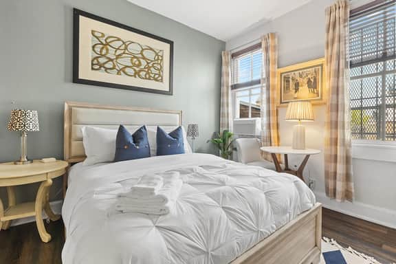 Beautiful 1-BR Flat Nestled Between Dupont & Logan - Image 2