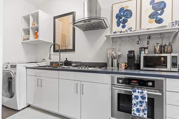 Beautiful 1-BR Flat Nestled Between Dupont & Logan - Image 3