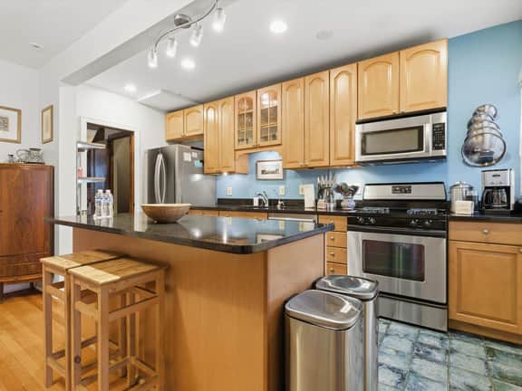 Capitol Hill Convenience, Entire 4-BR Rowhome - Image 3