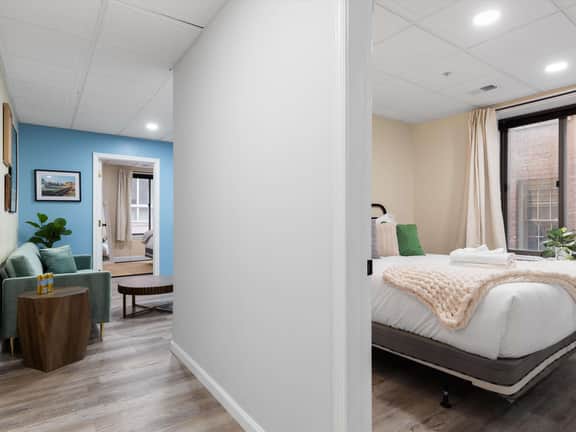 Walk to the White House & Nat'l Mall from this 2BR - Image 2