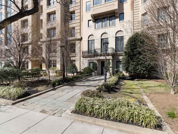 Walk to the White House & Nat'l Mall from this 2BR - Image 5