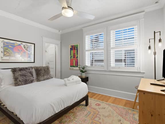 Charming 4BR Bungalow - Steps to Clarendon METRO - Image 2